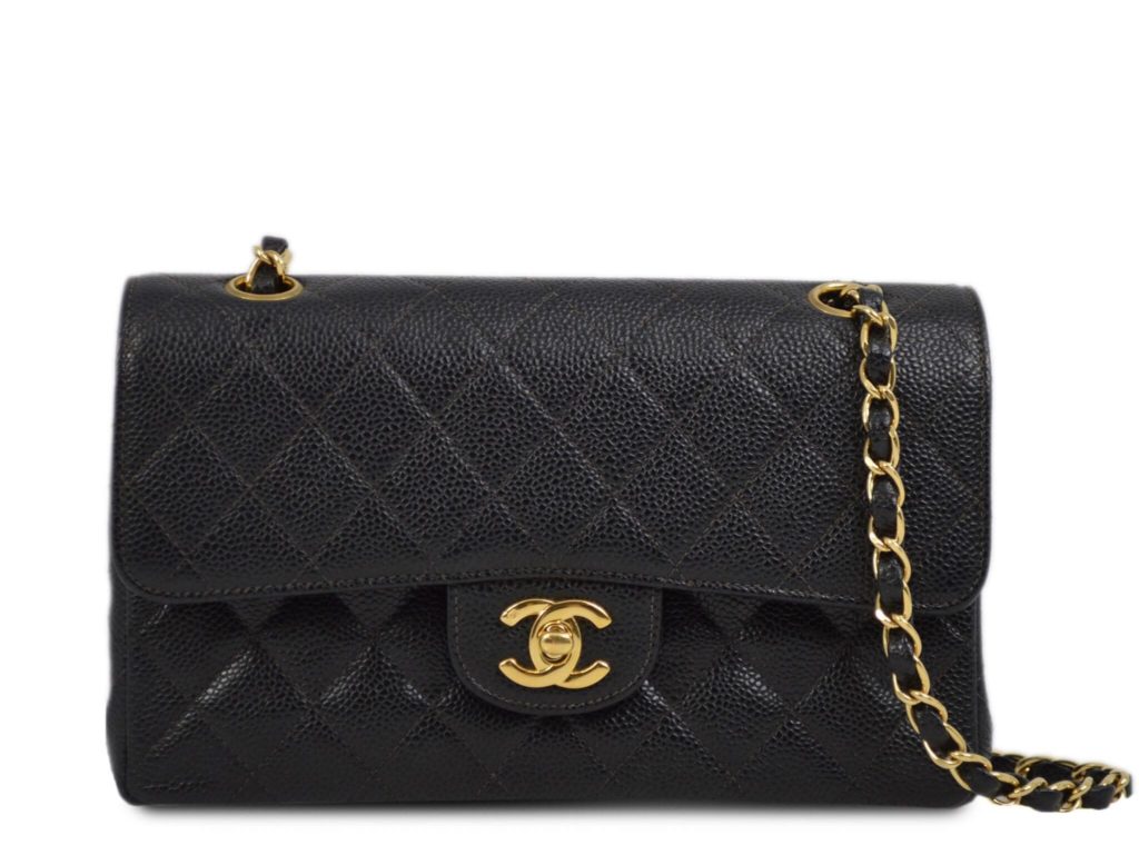 De Chanel Double Flap Bag is een mode-icoon dat al decennia lang vrouwenharten sneller doet kloppen. Het is een symbool van luxe, tijdloze stijl en vakmanschap. Maar laten we eerlijk zijn: met een prijskaartje dat vaak boven de €5.000 ligt, is deze tas voor velen van ons onbereikbaar. Als je tussen de 20 en 30 jaar oud bent, ben je waarschijnlijk bezig met het opbouwen van je carrière, het aflossen van studieleningen of het sparen voor een appartement. Dus, wat doe je als je droomt van een Chanel Double Flap Bag, maar je budget dat niet toelaat? Hier zijn vijf stijlvolle alternatieven die je kunt overwegen. 1. Tory Burch Fleming Convertible Shoulder Bag Tory Burch staat bekend om haar chique en verfijnde ontwerpen, en de Fleming Convertible Shoulder Bag is daarop geen uitzondering. Met zijn quilted leer en kettingriem doet deze tas sterk denken aan de Chanel Double Flap, maar dan voor een fractie van de prijs. Het is een veelzijdige tas die je zowel overdag als 's avonds kunt dragen, en het geeft je look direct een luxueuze uitstraling. 2. Rebecca Minkoff Love Crossbody Bag Rebecca Minkoff is een favoriet onder fashionista's die op zoek zijn naar betaalbare, maar trendy tassen. De Love Crossbody Bag is een prachtig alternatief voor de Chanel Double Flap Bag, met zijn quilted patroon en kettingriem. Deze tas heeft een speelse, jonge uitstraling die perfect past bij een casual, maar toch stijlvolle outfit. 3. Michael Kors Sloan Editor Shoulder Bag Michael Kors is een merk dat bekend staat om zijn luxe uitstraling voor een betaalbare prijs. De Sloan Editor Shoulder Bag is elegant en functioneel, met een ontwerp dat sterk doet denken aan de klassieke Chanel Double Flap. Het heeft een slanke vorm, een flap met een slot en een kettingriem die je zowel crossbody als op de schouder kunt dragen. 4. Kate Spade New York Madison Avenue Quilted Bag Kate Spade New York biedt altijd tassen met een vleugje speelsheid en vrouwelijkheid. De Madison Avenue Quilted Bag is een chic alternatief voor de Chanel Double Flap, met een vergelijkbare quilted afwerking en een charmante uitstraling. Het is een ideale tas voor dagelijks gebruik, waarbij je altijd stijlvol voor de dag komt. 5. Aldo Elissa Quilted Shoulder Bag Voor een nog budgetvriendelijker alternatief, kijk naar de Aldo Elissa Quilted Shoulder Bag. Deze tas heeft een tijdloze, quilted look en komt met een betaalbaar prijskaartje. Hoewel het niet de luxe van Chanel biedt, krijg je toch een stijlvolle en modieuze tas die je outfit net dat beetje extra geeft. Conclusie Chanel Dupe