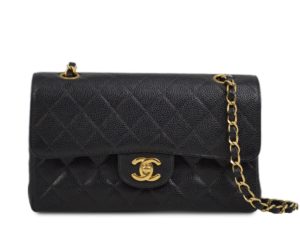 De Chanel Double Flap Bag is een mode-icoon dat al decennia lang vrouwenharten sneller doet kloppen. Het is een symbool van luxe, tijdloze stijl en vakmanschap. Maar laten we eerlijk zijn: met een prijskaartje dat vaak boven de €5.000 ligt, is deze tas voor velen van ons onbereikbaar. Als je tussen de 20 en 30 jaar oud bent, ben je waarschijnlijk bezig met het opbouwen van je carrière, het aflossen van studieleningen of het sparen voor een appartement. Dus, wat doe je als je droomt van een Chanel Double Flap Bag, maar je budget dat niet toelaat? Hier zijn vijf stijlvolle alternatieven die je kunt overwegen. 1. Tory Burch Fleming Convertible Shoulder Bag Tory Burch staat bekend om haar chique en verfijnde ontwerpen, en de Fleming Convertible Shoulder Bag is daarop geen uitzondering. Met zijn quilted leer en kettingriem doet deze tas sterk denken aan de Chanel Double Flap, maar dan voor een fractie van de prijs. Het is een veelzijdige tas die je zowel overdag als 's avonds kunt dragen, en het geeft je look direct een luxueuze uitstraling. 2. Rebecca Minkoff Love Crossbody Bag Rebecca Minkoff is een favoriet onder fashionista's die op zoek zijn naar betaalbare, maar trendy tassen. De Love Crossbody Bag is een prachtig alternatief voor de Chanel Double Flap Bag, met zijn quilted patroon en kettingriem. Deze tas heeft een speelse, jonge uitstraling die perfect past bij een casual, maar toch stijlvolle outfit. 3. Michael Kors Sloan Editor Shoulder Bag Michael Kors is een merk dat bekend staat om zijn luxe uitstraling voor een betaalbare prijs. De Sloan Editor Shoulder Bag is elegant en functioneel, met een ontwerp dat sterk doet denken aan de klassieke Chanel Double Flap. Het heeft een slanke vorm, een flap met een slot en een kettingriem die je zowel crossbody als op de schouder kunt dragen. 4. Kate Spade New York Madison Avenue Quilted Bag Kate Spade New York biedt altijd tassen met een vleugje speelsheid en vrouwelijkheid. De Madison Avenue Quilted Bag is een chic alternatief voor de Chanel Double Flap, met een vergelijkbare quilted afwerking en een charmante uitstraling. Het is een ideale tas voor dagelijks gebruik, waarbij je altijd stijlvol voor de dag komt. 5. Aldo Elissa Quilted Shoulder Bag Voor een nog budgetvriendelijker alternatief, kijk naar de Aldo Elissa Quilted Shoulder Bag. Deze tas heeft een tijdloze, quilted look en komt met een betaalbaar prijskaartje. Hoewel het niet de luxe van Chanel biedt, krijg je toch een stijlvolle en modieuze tas die je outfit net dat beetje extra geeft. Conclusie Chanel Dupe