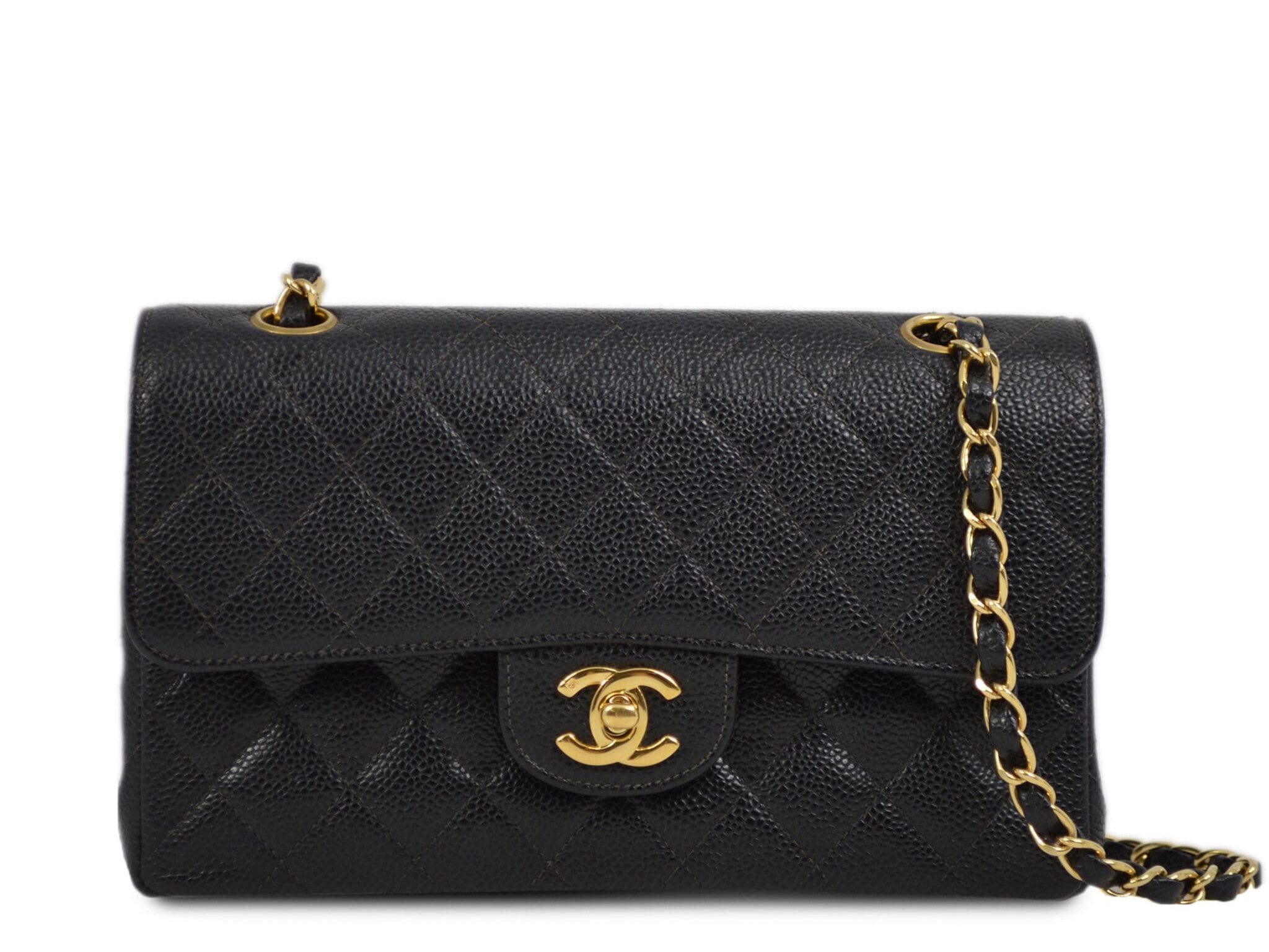De Chanel Double Flap Bag is een mode-icoon dat al decennia lang vrouwenharten sneller doet kloppen. Het is een symbool van luxe, tijdloze stijl en vakmanschap. Maar laten we eerlijk zijn: met een prijskaartje dat vaak boven de €5.000 ligt, is deze tas voor velen van ons onbereikbaar. Als je tussen de 20 en 30 jaar oud bent, ben je waarschijnlijk bezig met het opbouwen van je carrière, het aflossen van studieleningen of het sparen voor een appartement. Dus, wat doe je als je droomt van een Chanel Double Flap Bag, maar je budget dat niet toelaat? Hier zijn vijf stijlvolle alternatieven die je kunt overwegen. 1. Tory Burch Fleming Convertible Shoulder Bag Tory Burch staat bekend om haar chique en verfijnde ontwerpen, en de Fleming Convertible Shoulder Bag is daarop geen uitzondering. Met zijn quilted leer en kettingriem doet deze tas sterk denken aan de Chanel Double Flap, maar dan voor een fractie van de prijs. Het is een veelzijdige tas die je zowel overdag als 's avonds kunt dragen, en het geeft je look direct een luxueuze uitstraling. 2. Rebecca Minkoff Love Crossbody Bag Rebecca Minkoff is een favoriet onder fashionista's die op zoek zijn naar betaalbare, maar trendy tassen. De Love Crossbody Bag is een prachtig alternatief voor de Chanel Double Flap Bag, met zijn quilted patroon en kettingriem. Deze tas heeft een speelse, jonge uitstraling die perfect past bij een casual, maar toch stijlvolle outfit. 3. Michael Kors Sloan Editor Shoulder Bag Michael Kors is een merk dat bekend staat om zijn luxe uitstraling voor een betaalbare prijs. De Sloan Editor Shoulder Bag is elegant en functioneel, met een ontwerp dat sterk doet denken aan de klassieke Chanel Double Flap. Het heeft een slanke vorm, een flap met een slot en een kettingriem die je zowel crossbody als op de schouder kunt dragen. 4. Kate Spade New York Madison Avenue Quilted Bag Kate Spade New York biedt altijd tassen met een vleugje speelsheid en vrouwelijkheid. De Madison Avenue Quilted Bag is een chic alternatief voor de Chanel Double Flap, met een vergelijkbare quilted afwerking en een charmante uitstraling. Het is een ideale tas voor dagelijks gebruik, waarbij je altijd stijlvol voor de dag komt. 5. Aldo Elissa Quilted Shoulder Bag Voor een nog budgetvriendelijker alternatief, kijk naar de Aldo Elissa Quilted Shoulder Bag. Deze tas heeft een tijdloze, quilted look en komt met een betaalbaar prijskaartje. Hoewel het niet de luxe van Chanel biedt, krijg je toch een stijlvolle en modieuze tas die je outfit net dat beetje extra geeft. Conclusie Chanel Dupe